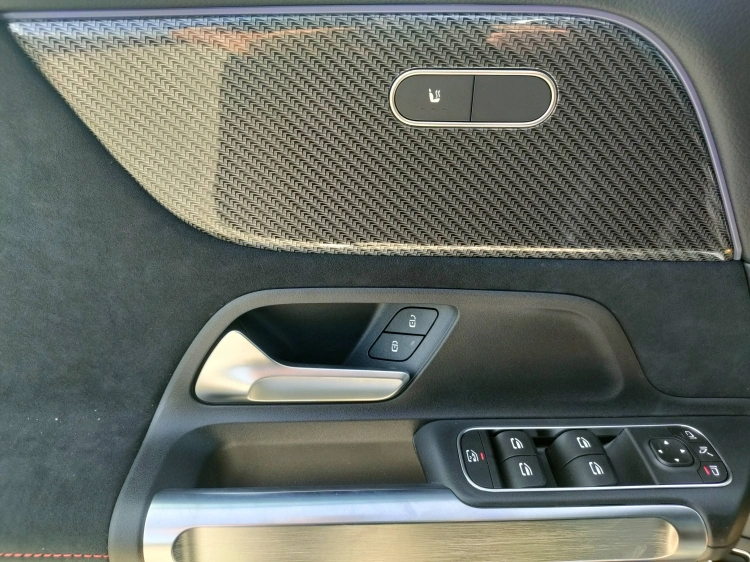 12 - Mercedes-Benz GLB 200 d Automatic 4MATIC