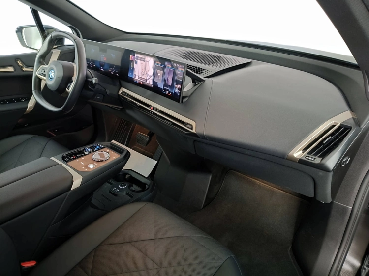 11 - BMW iX iX xdrive40