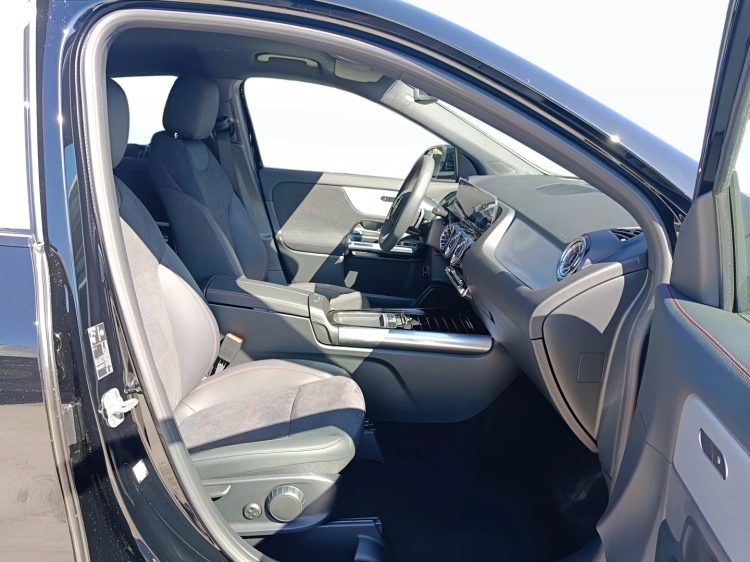 11 - Mercedes-Benz GLA 200 d Automatic 4MATIC