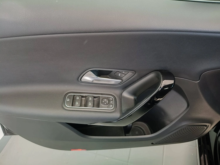 18 - Mercedes-Benz Classe A 180 d Business Extra auto