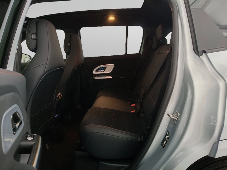 9 - Mercedes-Benz GLB 250+ con tecnologia EQ