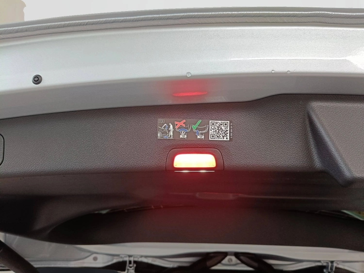 17 - Mercedes-Benz GLB 250+ con tecnologia EQ