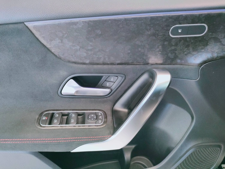 12 - Mercedes-Benz Classe A 180 d Premium auto