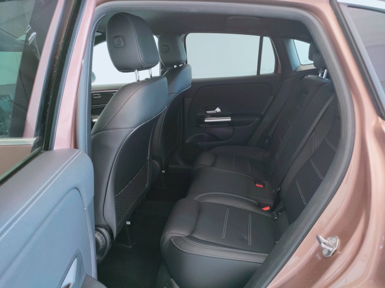 13 - Mercedes-Benz GLA 200 d Premium auto