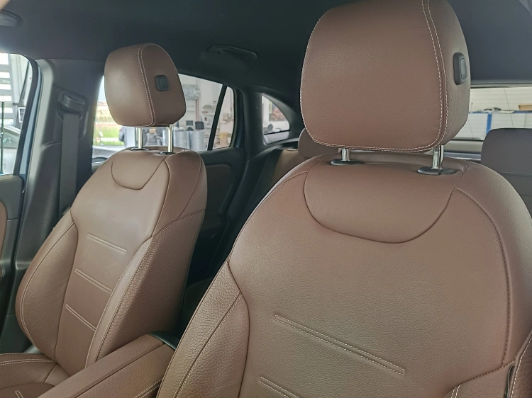 18 - Mercedes-Benz GLA 200 d Premium auto