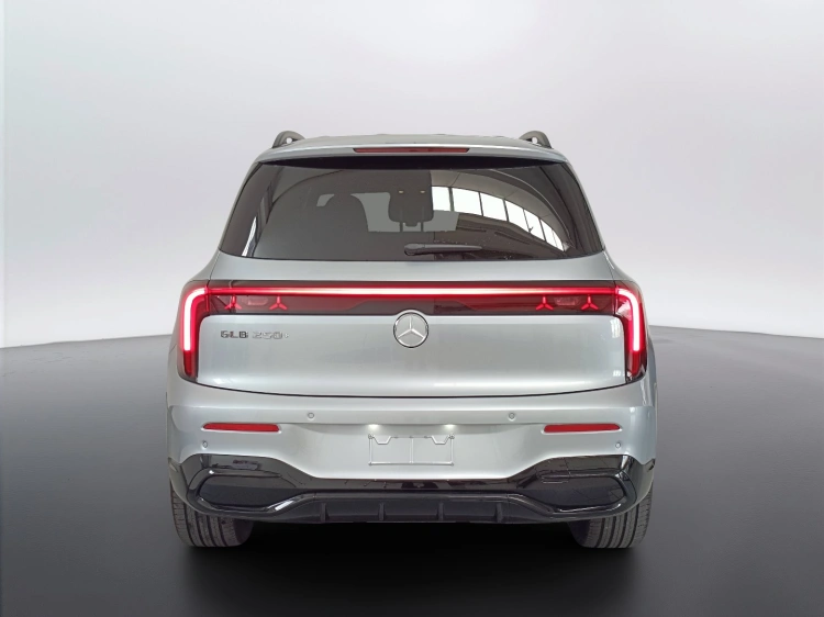5 - Mercedes-Benz GLB 250+ con tecnologia EQ