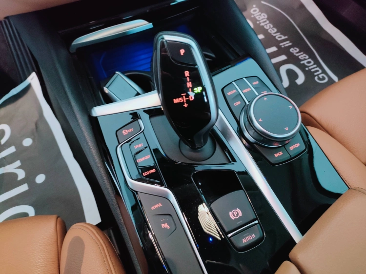 11 - BMW Serie 5 530e Sport auto