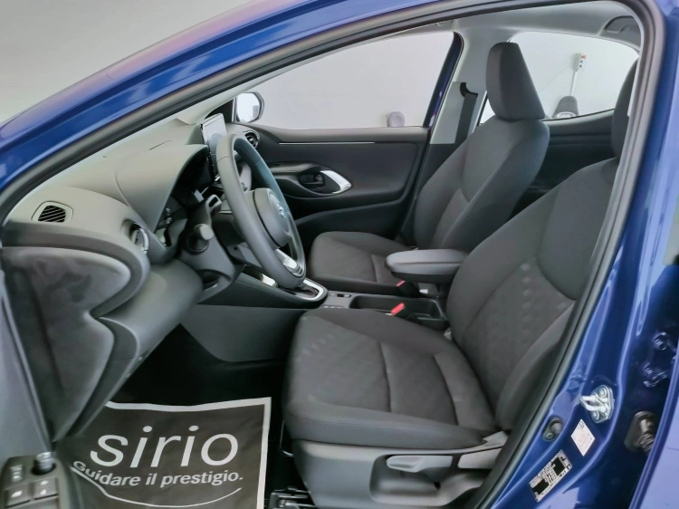 15 - Toyota Yaris YARIS 1.5H ECVT 5P MY26
