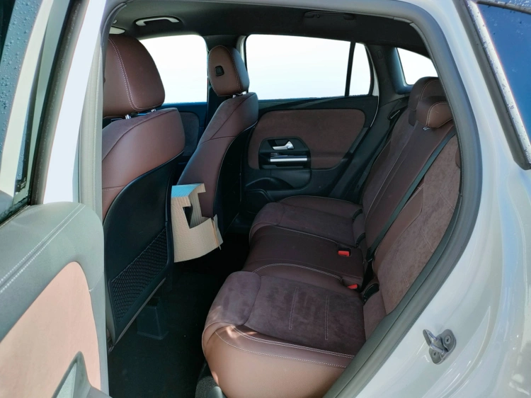 12 - Mercedes-Benz GLA 200 d automatic