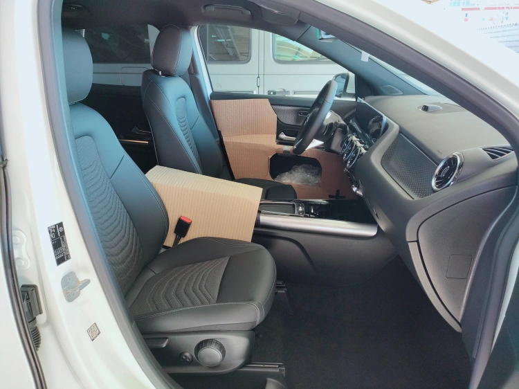 12 - Mercedes-Benz GLA 180 Automatic