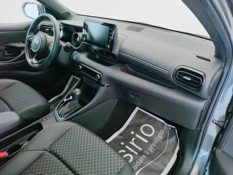 13 - Toyota Yaris Yaris 1.5h Lounge