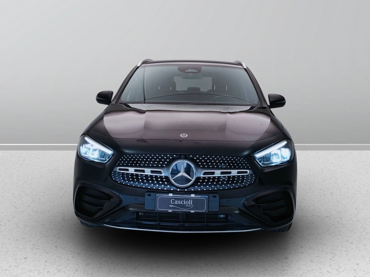 2 - Mercedes-Benz GLA 180  d Automatic