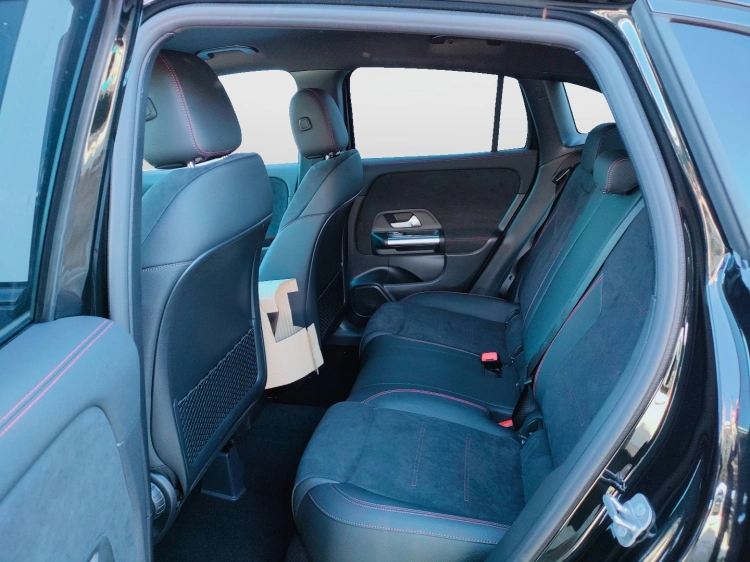 8 - Mercedes-Benz GLA 200 d Automatic 4MATIC