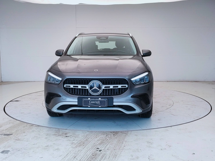 2 - Mercedes-Benz GLA 180 d Advanced auto