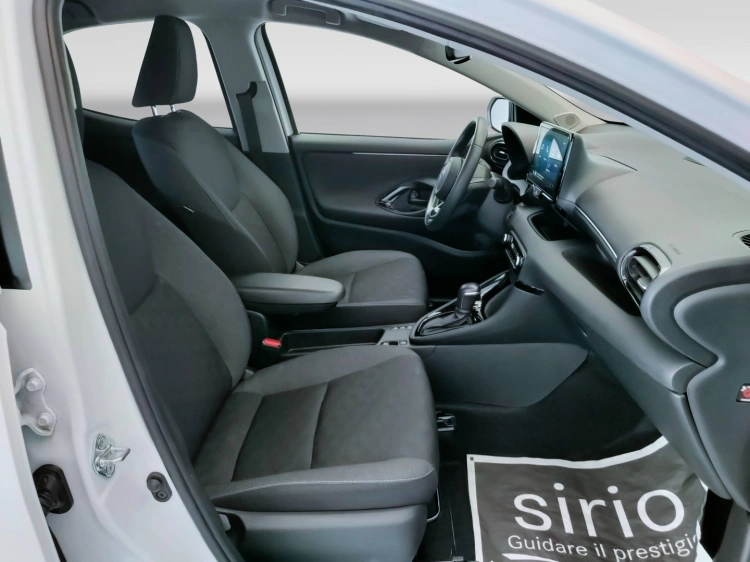 14 - Toyota Yaris Yaris 1.5h Trend