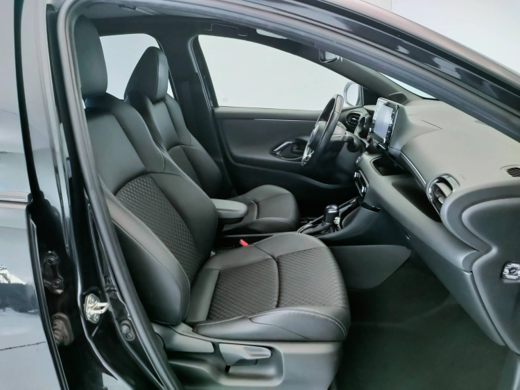 9 - Toyota Yaris Yaris 1.5h Lounge
