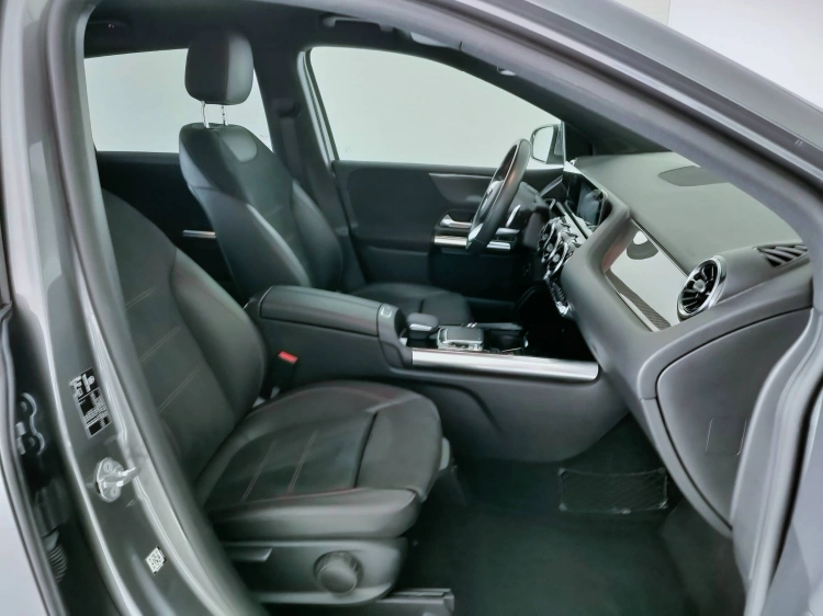 14 - Mercedes-Benz Classe B 180 Premium auto