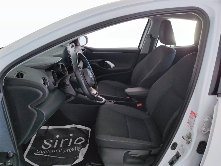13 - Toyota Yaris Yaris 1.5h Trend