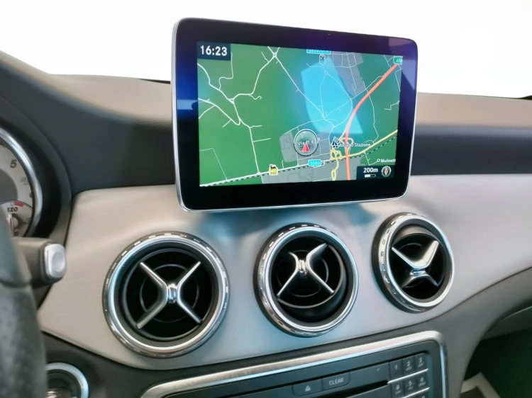 11 - Mercedes-Benz GLA 200 d (cdi) Premium 4matic auto