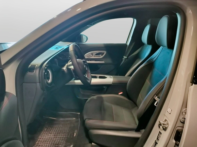 9 - Mercedes-Benz GLB 250+ con tecnologia EQ