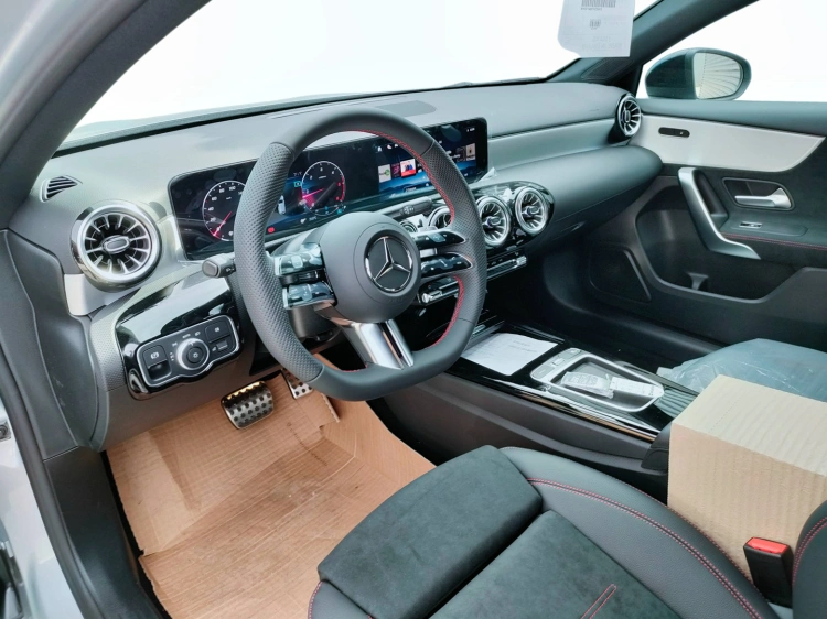9 - Mercedes-Benz Classe A 180 d Automatic