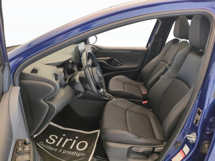 17 - Toyota Yaris Yaris 1.5h Lounge