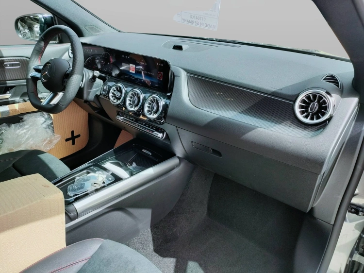 12 - Mercedes-Benz GLA 200 d automatic