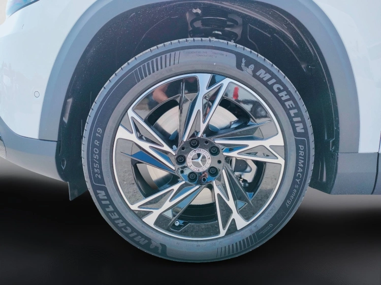 7 - Mercedes-Benz GLB 250+ con tecnologia EQ