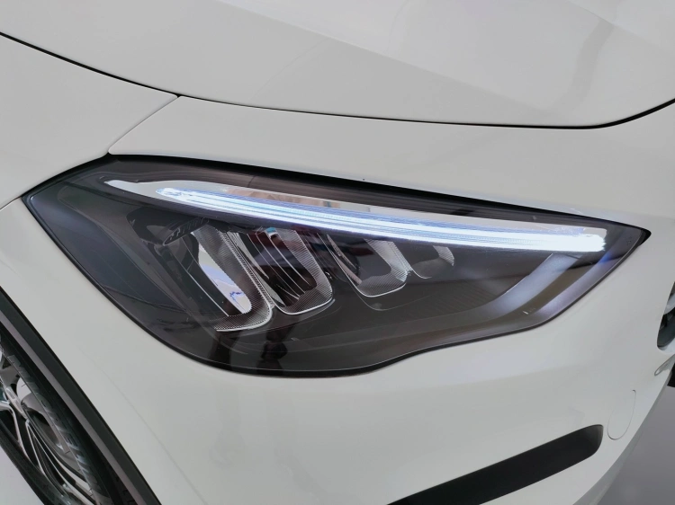 12 - Mercedes-Benz GLA 180 d Advanced auto