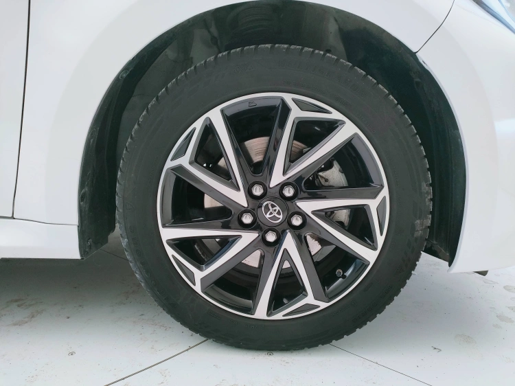 8 - Toyota Yaris Yaris 1.5h Lounge