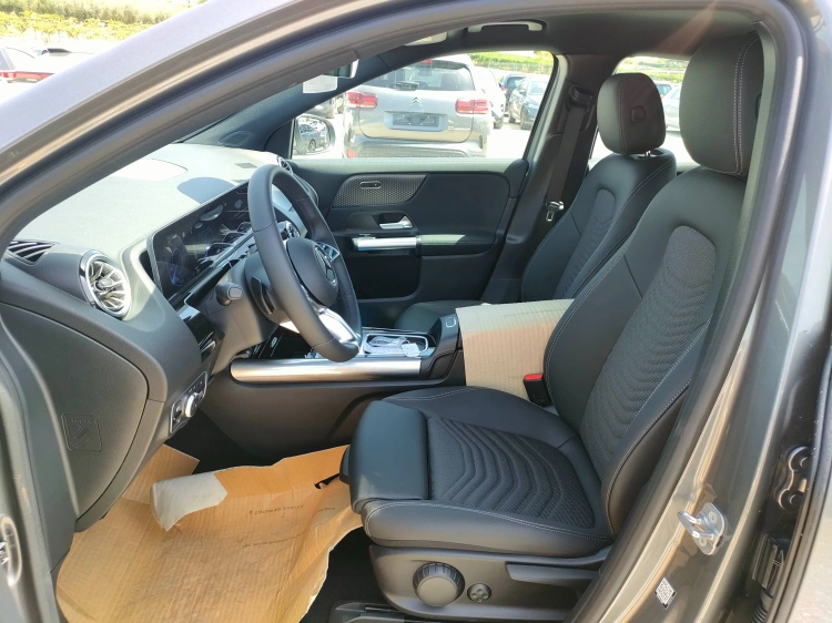 12 - Mercedes-Benz EQA 300 4MATIC