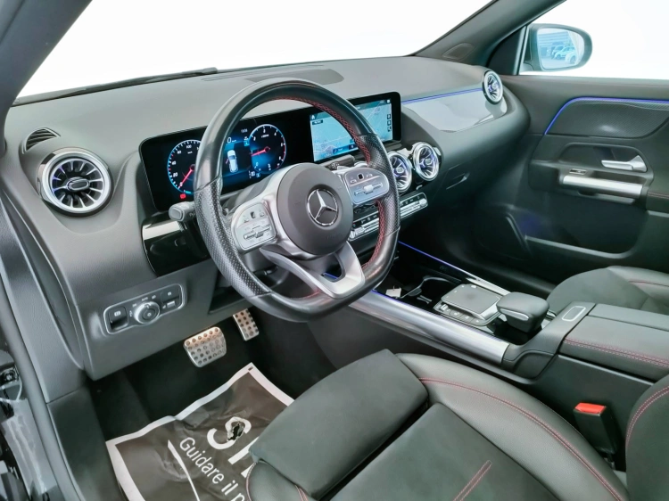 13 - Mercedes-Benz GLA 180 d Premium auto