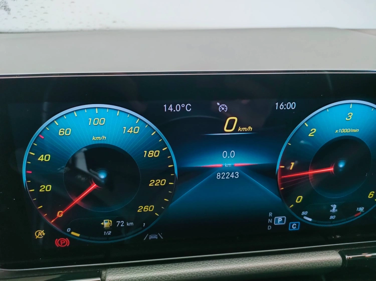 14 - Mercedes-Benz GLA 200 d Premium auto