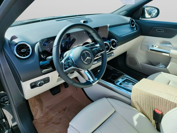 9 - Mercedes-Benz GLA 180 Automatic