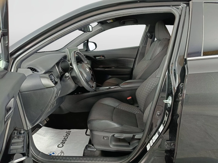 8 - Toyota C-HR C-HR 1.8h Trend e-cvt