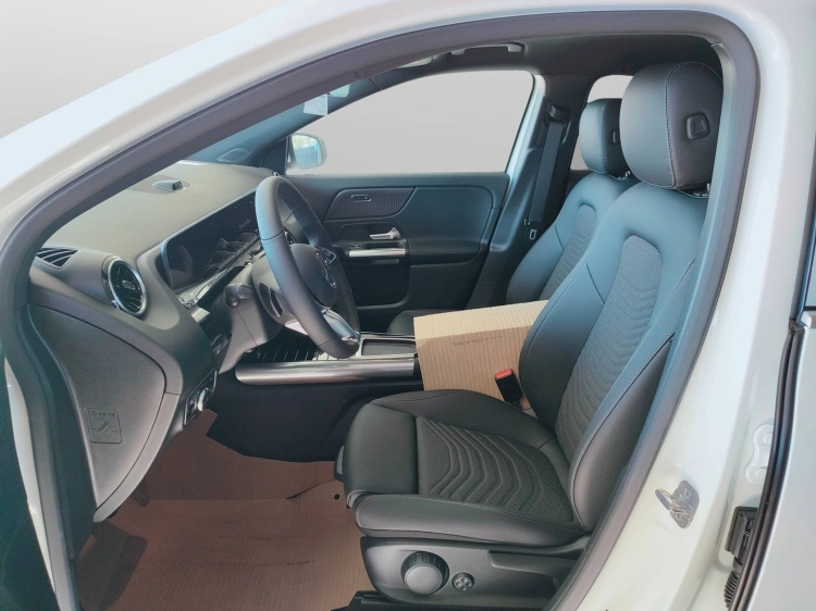 11 - Mercedes-Benz GLA 200 d automatic
