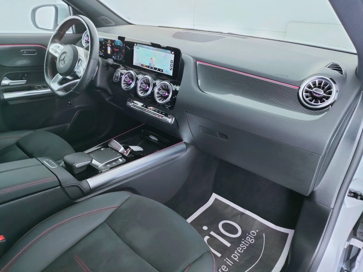 12 - Mercedes-Benz GLA 180 d Premium auto