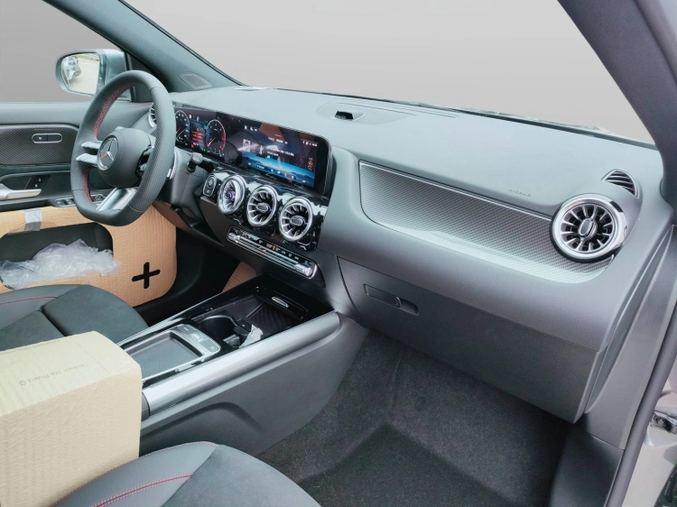 12 - Mercedes-Benz GLA 200 d automatic