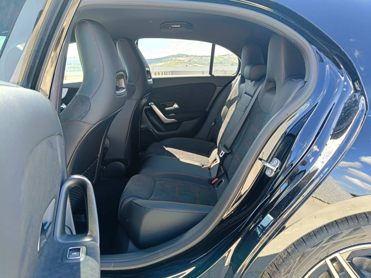 8 - Mercedes-Benz Classe A 180 d Automatic