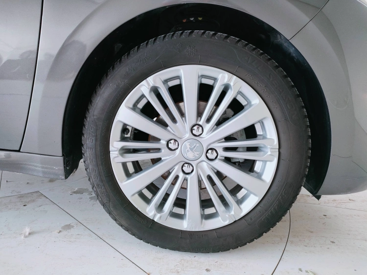 8 - Peugeot 208 208 5p 1.6 bluehdi Active 75cv