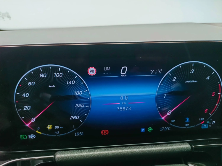 19 - Mercedes-Benz GLA 200 d AMG Line Premium auto