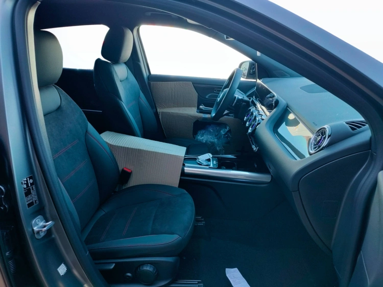 12 - Mercedes-Benz GLA 200 d automatic