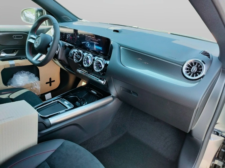 12 - Mercedes-Benz GLA 200 d automatic
