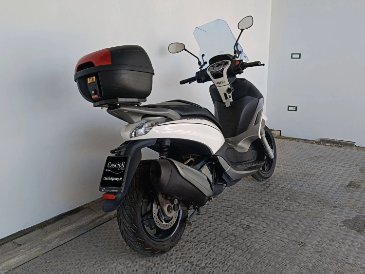 4 - Piaggio Beverly Beverly 350 ie Sport Touring Abs