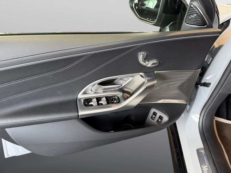 19 - Mercedes-Benz Classe C 400 4MATIC con tecnologia EQ