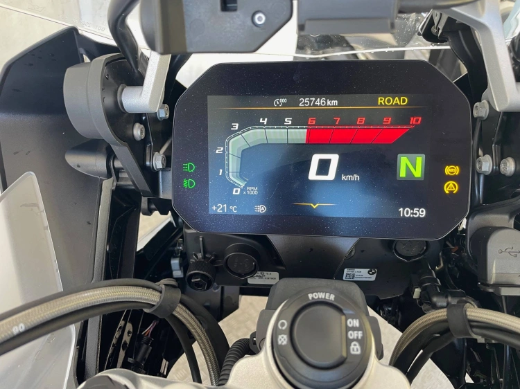 7 - BMW Motorrad GS r1250gs adventure triple black