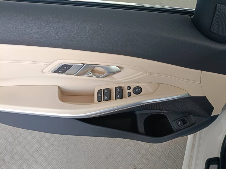 12 - BMW Serie 3 320d Touring Luxury auto