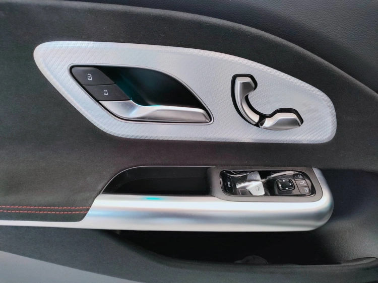 13 - Mercedes-Benz CLA EQ CLA 350 4MATIC con tecnologia EQ