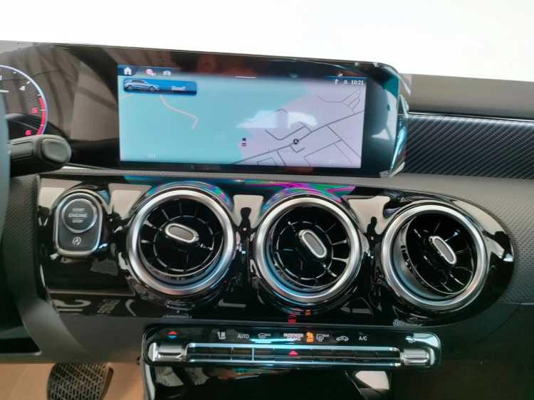 12 - Mercedes-Benz Classe A 180 d Automatic