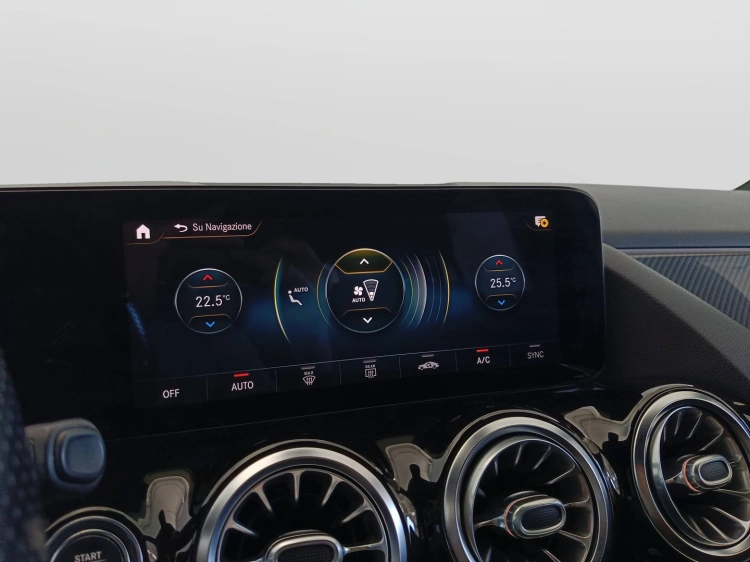 16 - Mercedes-Benz GLA 180 d Premium auto